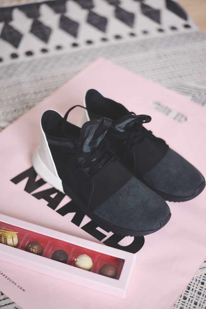 Sneakers_Emily